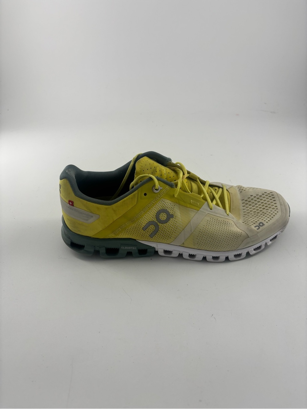 On Cloudflow Men’s Size 9.5 Bright Citrus Sea Color Low Top Running Sneakers
